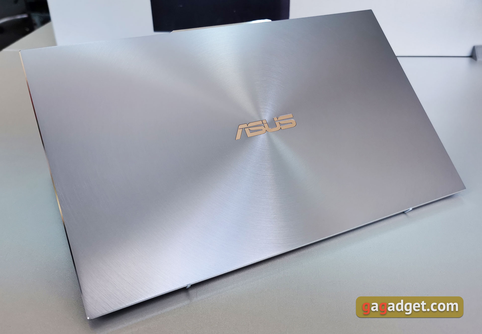 Огляд ASUS ZenBook S13: флагманський безрамковий ультрабук зі зворотним "монобровою"-8 Огляд ASUS ZenBook S13: флагманський безрамковий ультрабук зі зворотним "монобровою"-8
